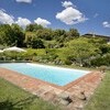 Privater Pool im schönen Garten mit Rasen in der Ferienvilla in der Toskana