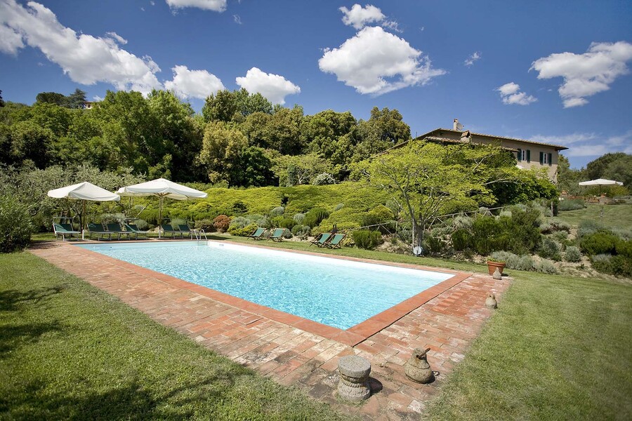Privater Pool im schönen Garten mit Rasen in der Ferienvilla in der Toskana
