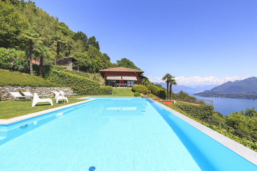 Pool der Villa Falcone am Lago Maggiore mit Blick auf den See