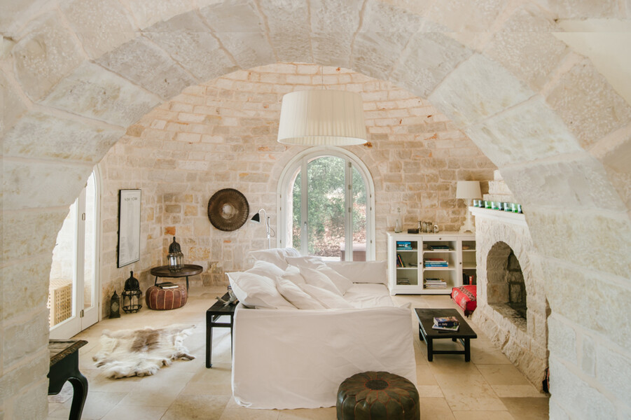 Wohnzimmer mit Gewölbedecke im Trullo im Ferienhaus in Apulien