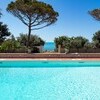 Pool mit Pinien und das Meer im Hintergrund der Villa Maya auf Sizilien