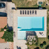 Pool mit Sonneliegen in der Casa Winther in Umbrien