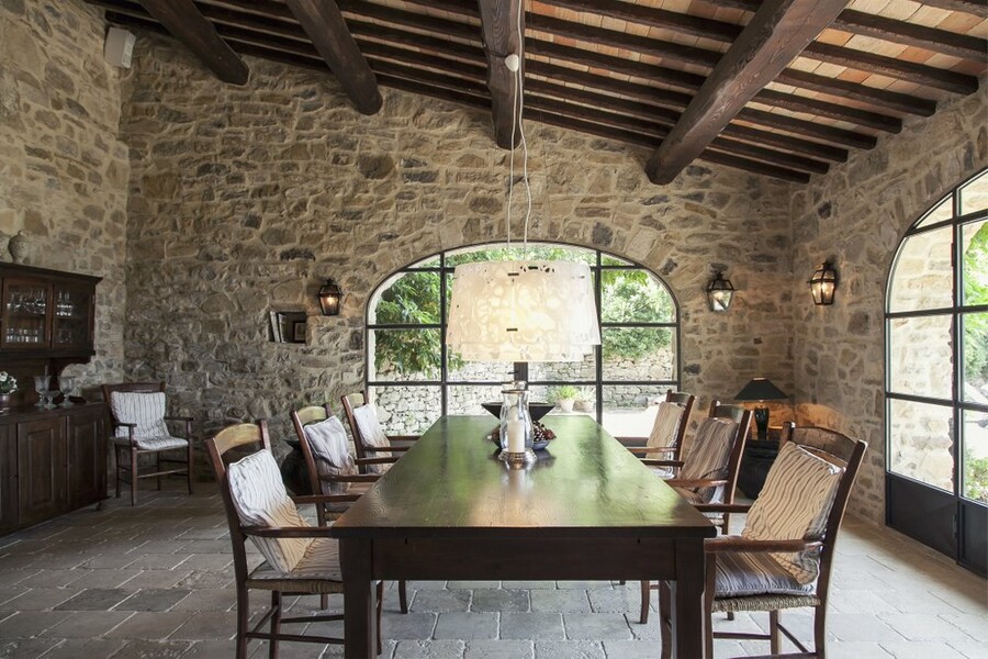Esszimmer mit Charme und grossem Holztisch im Landhaus La Bastia