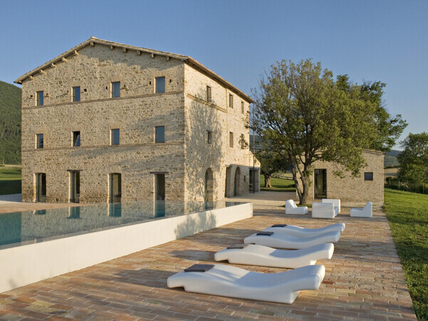 Casa Olivi mit Gandia Blasco Sonnenliegen um den Pool