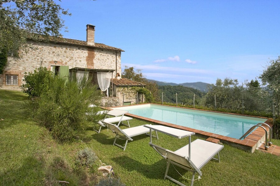 Ferienhaus Casa Fiora bei Lucca mit privatem Pool und Sonnenliegen im Garten