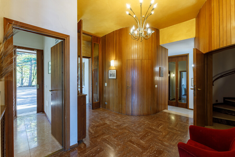 Villa Ponti Bellavista Entry, kitchen door driveway