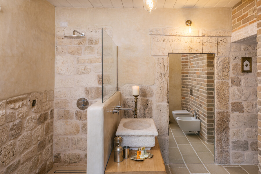 Modernes Badezimmer im exklusiven Ferienhaus La Melusina in den Marken
