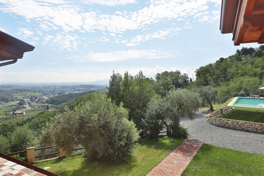 Ferienhaus oberhalb von Lucca mit Pool umgeben von Olivenbäumen
