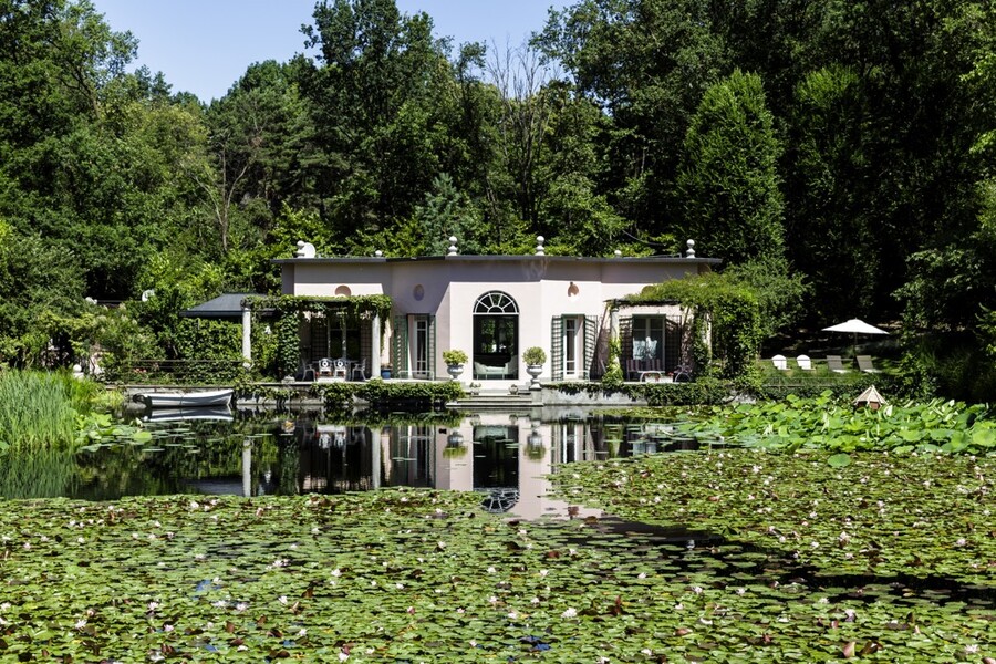Villa Ottagonale black marble bathroom outside view2