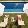 Pool mit Sonnenschirmen im Ferienhaus Arco in Italien