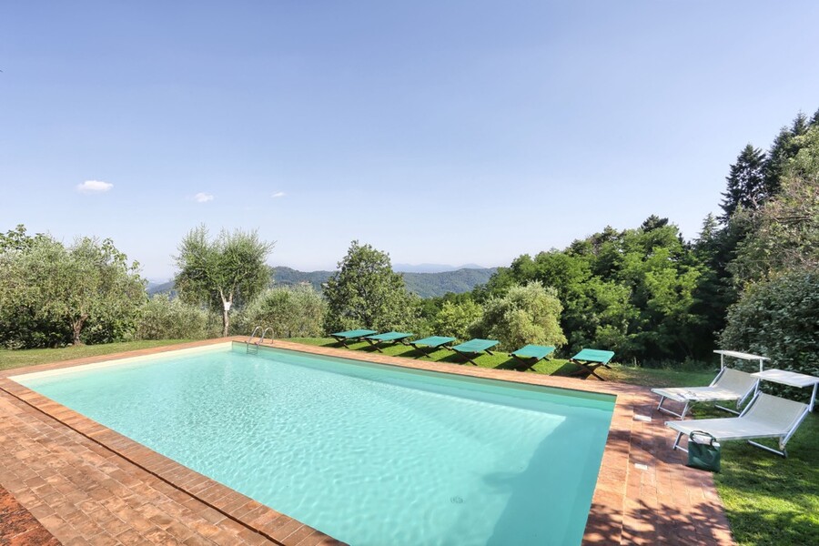 Privater Pool mit Liegen im Ferienhaus in Lucca La Sorgente